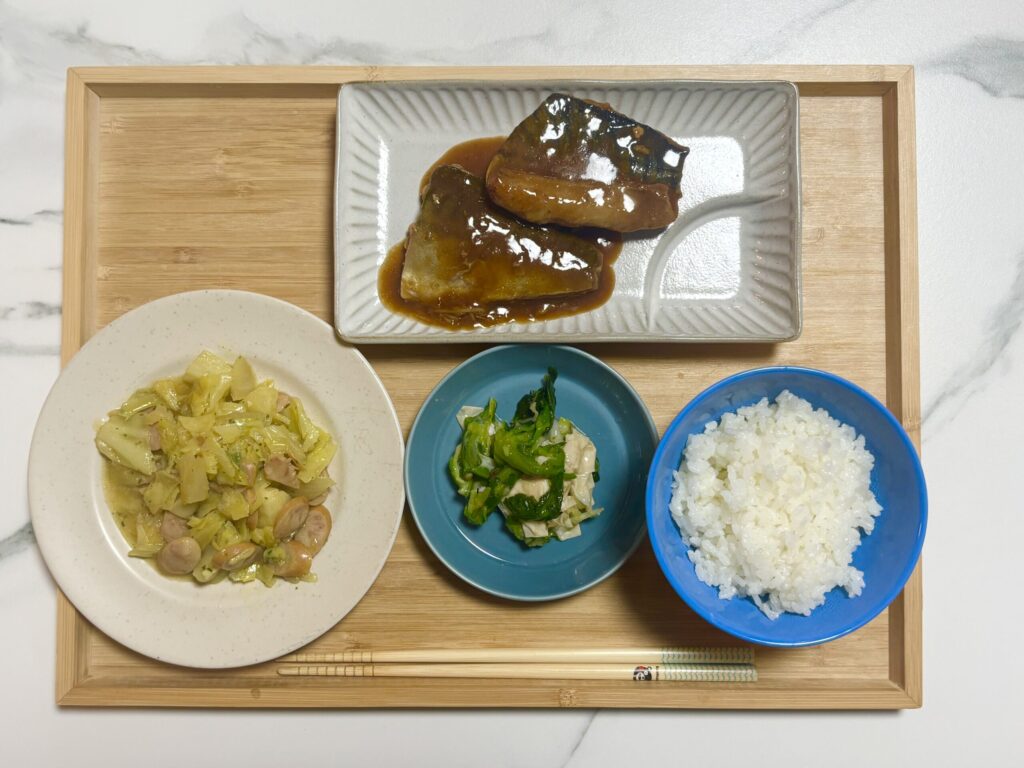 ツクリオの鯖の味噌煮とキャベツとソーセージのカレー炒めを盛り付けた夕食