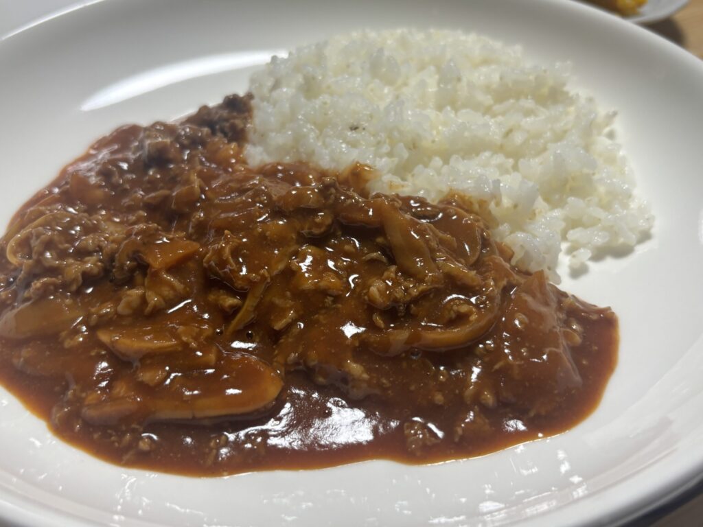 ツクリオのコクウマハッシュドビーフを白ごはんにかけた一皿