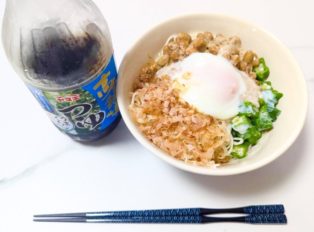 そうめんに温泉卵ととろろオクラ、鰹節をのせた味変アレンジとめんつゆのボトル